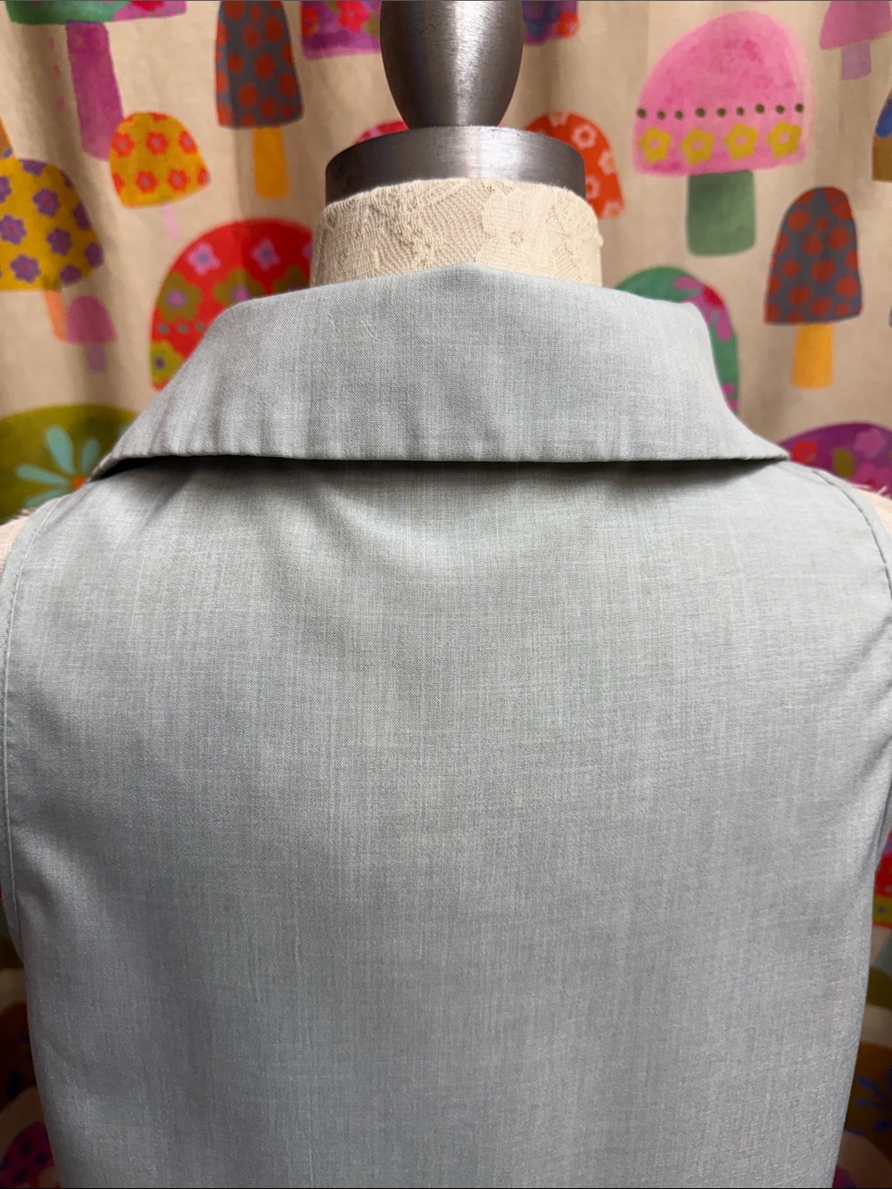 SHEIN Sleeveless Collared Blouse. Large - Picture 5 of 8